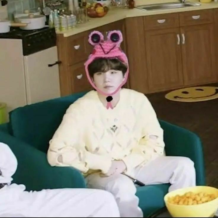 indomyfess's tweet image. -idm minta foto yoongi yg lagi kecil dong 😔🥺