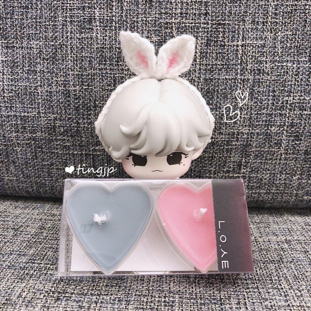 tingjp's tweet photo. 認真幫公仔勾配件的母親～나야 나 
這孩子的配件應該會一直不斷增加
˚‧*♡ॢ˃̶̤̀◡˂̶̤́♡ॢ*‧˚

謝謝生母小布@Brooke_Chang 
讓我擁有一個這麼漂亮又好打扮的孩子～
也謝謝大嵐的NU’EST香氛蠟燭 @Lan211 

#NUEST #REN #뉴이스트 #렌 https://t.co/gPFxFOQZPi