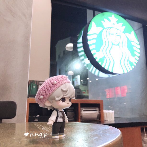 tingjp's tweet photo. 認真幫公仔勾配件的母親～나야 나 
這孩子的配件應該會一直不斷增加
˚‧*♡ॢ˃̶̤̀◡˂̶̤́♡ॢ*‧˚

謝謝生母小布@Brooke_Chang 
讓我擁有一個這麼漂亮又好打扮的孩子～
也謝謝大嵐的NU’EST香氛蠟燭 @Lan211 

#NUEST #REN #뉴이스트 #렌 https://t.co/gPFxFOQZPi