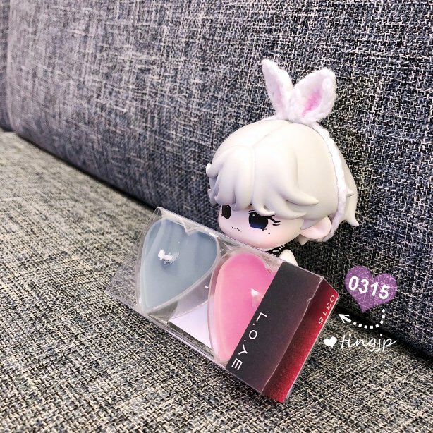 tingjp's tweet photo. 認真幫公仔勾配件的母親～나야 나 
這孩子的配件應該會一直不斷增加
˚‧*♡ॢ˃̶̤̀◡˂̶̤́♡ॢ*‧˚

謝謝生母小布@Brooke_Chang 
讓我擁有一個這麼漂亮又好打扮的孩子～
也謝謝大嵐的NU’EST香氛蠟燭 @Lan211 

#NUEST #REN #뉴이스트 #렌 https://t.co/gPFxFOQZPi