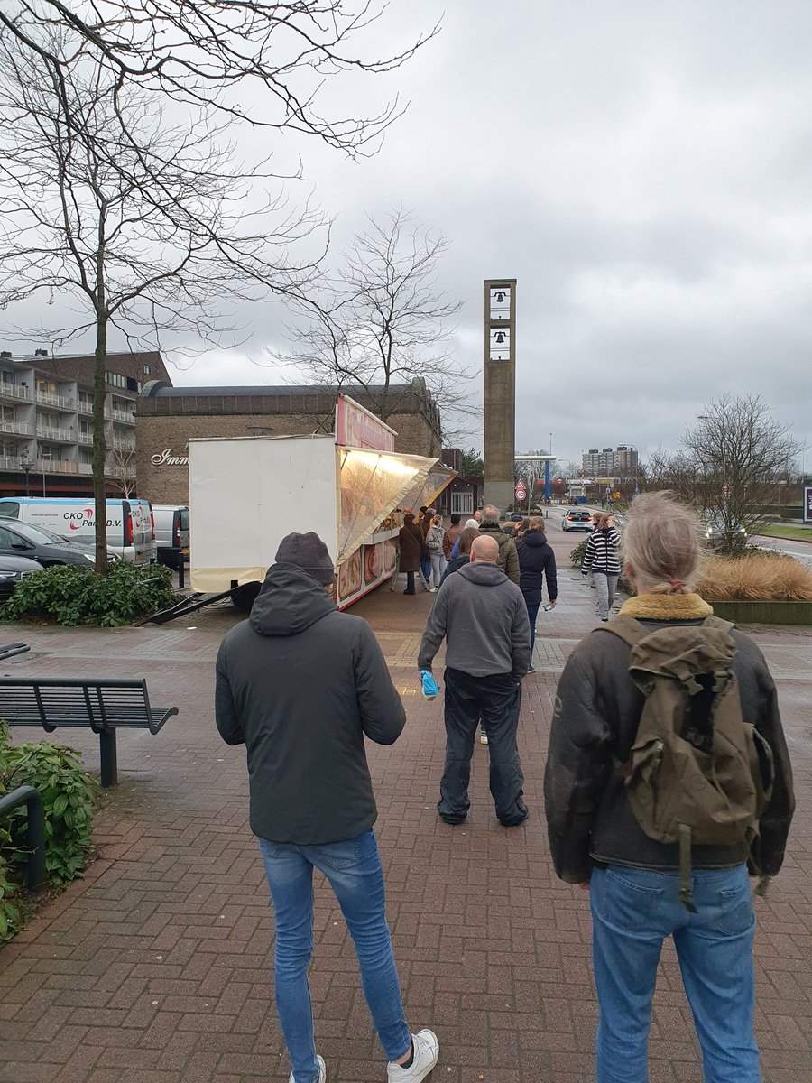 Sann3vD's tweet photo. Ik las gisteren nog op @rtvnoord dat de oliebollenkramen het moeilijk hebben. Kooistra op het overwinningsplein heeft hier zo te zien geen last van! #oliebol #oliebollenkraam #Groningen #wachtrij #rtvnoord #lockdown https://t.co/eR73kBkWmq
