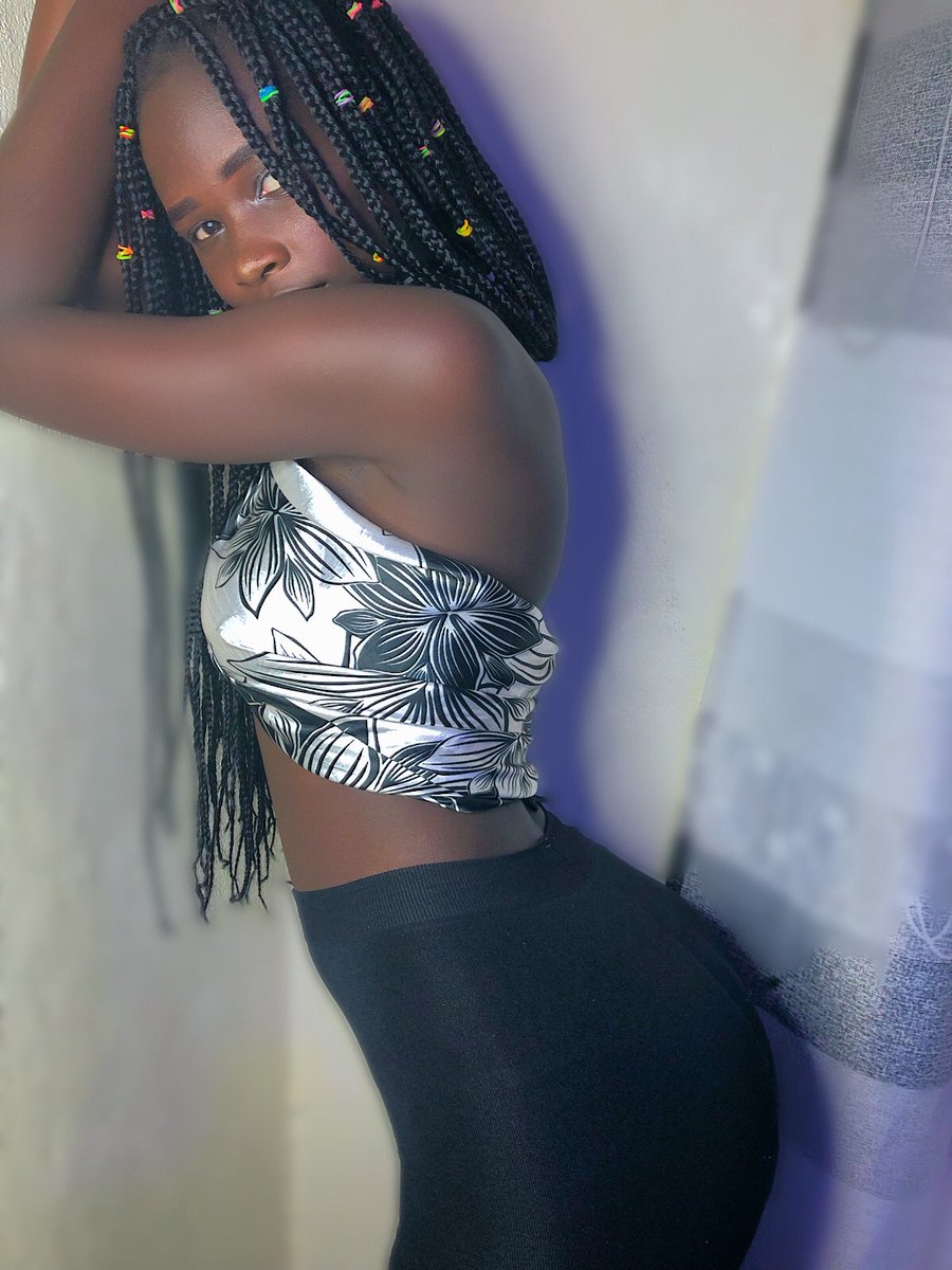 Ange___linah's tweet photo. Happy new year to y’all , Hope I can find a boyfriend in this next year https://t.co/8LOjEt7LqX