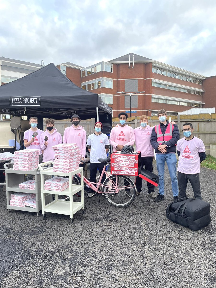 #Balham pizza restaurant <a href="/LoveTriPizza/">Love Triangle</a> have set up a small trailer outside @StGeorgesTrust in #Tooting today, as the hospital are gifting staff with a NYE pizza to thank them for everything they do. To cater for the huge order of 1,000 pizzas, 1/2