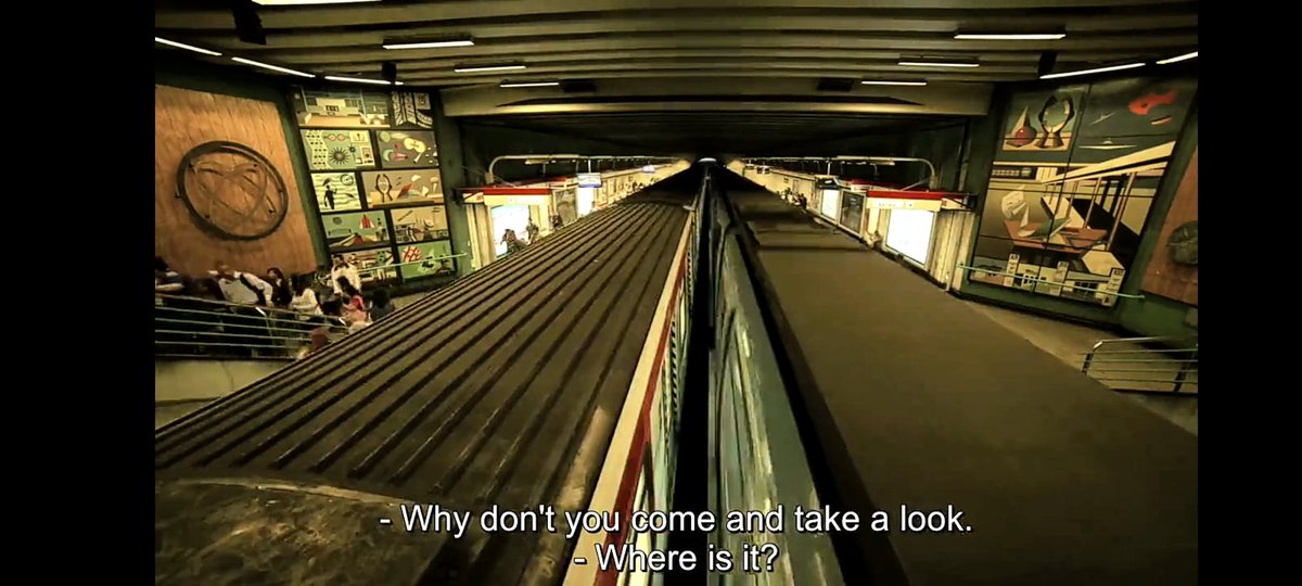 jjkaleidoscope's tweet photo. diganme que no estoy viendo mal, pero esto es el metro de santiago en linea 1, cierto??? estoy viendo un drama y salió esta escena y quedé muy??? QUE CHUCHA FJFJFJ https://t.co/EQXjhr96xq