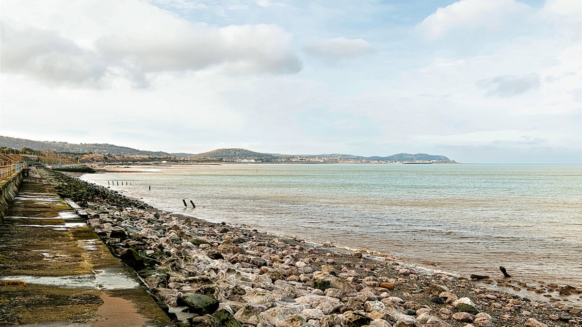 BJRoberts's tweet photo. A gentle New Year's Eve afternoon stroll, looking over the Bay of Colwyn to Rhos-on-Sea, from Old Colwyn's Tan Lan. @Ruth_ITV @kelseyredmore @ItsYourWales @WalesCoastPath @northwalescom @AllThingsCymru @OurWelshLife @NWalesSocial #OldColwyn #TanLan #RhosonSea #BayofColwyn #Wales https://t.co/xmDdRihqCu
