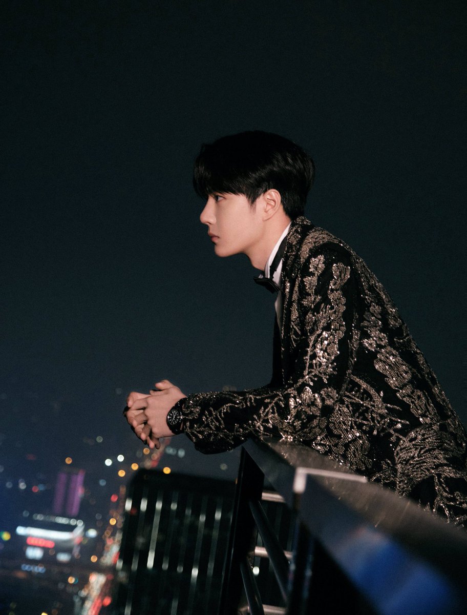 SenoritaXX1's tweet photo. 211231  YIBO-OFFICIAL weibo update [ 1/2 ]

#WangYibo Join Hunan TV New Year’s Eve Black gold suit upper body, precipitation of elegance and extreme gentleness, tonight #王一博’s new single The world premiere of the song "20" is in place,and one "20" echoes one hundred responses! https://t.co/n6IBaL8HeY