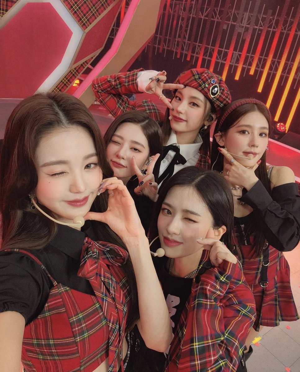 ivepics_'s tweet photo. FIRST LOVEZ via Minju Instagram https://t.co/6avNS1sDZS