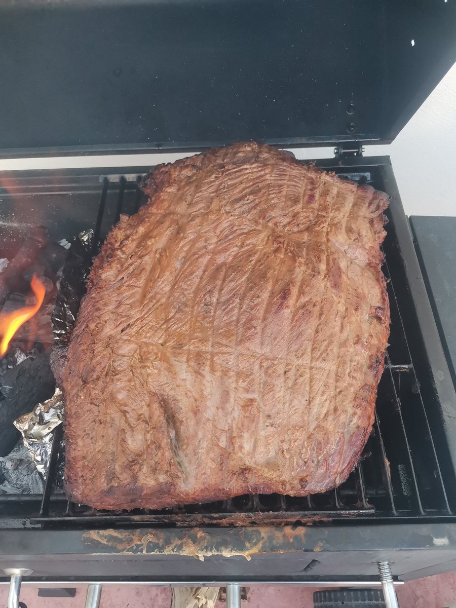 gualoxt's tweet photo. Brisket para la cena de fin de año https://t.co/7zS7NhydOw