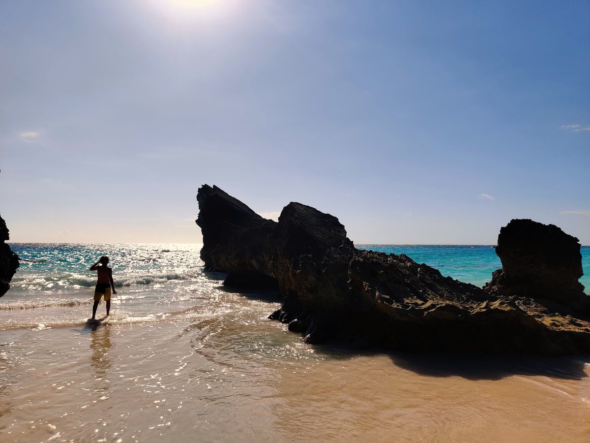 Bye 2021 👋 A lot of downs this year but a lot more ups thanks to my husband randomly checking Facebook one day at the end of June and applying for a job. We've been so grateful for this opportunity to move to #Bermuda and can't wait to see what 2022 brings.