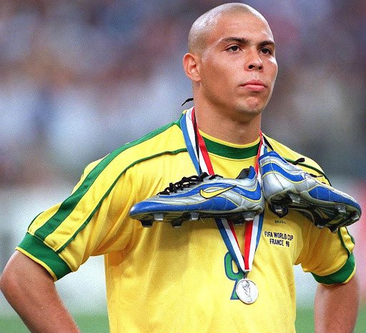 MrVuvuzella's tweet image. Un jour certains comprendront que le meilleur joueur de tous les temps c’était lui… les joueurs eux mêmes le savent depuis longtemps