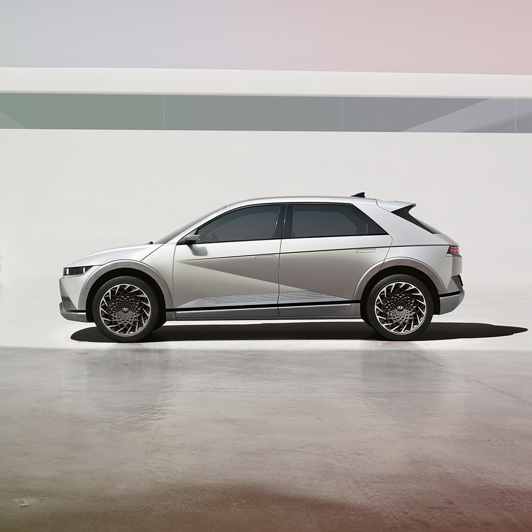 HyundaiCanada's tweet photo. On the eve of a new year, we’re looking forward to changing the future of mobility. The future is ⚡. 

Plugged into you.

#HappyNewYearsEve https://t.co/S6cWoItemj