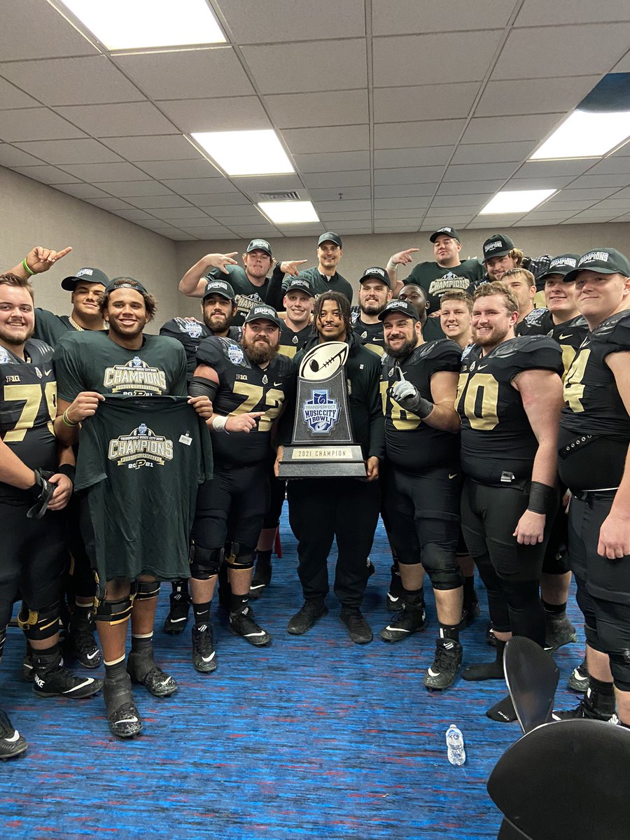 Greglong75's tweet photo. There’s no better way to end my collegiate career. I am forever grateful I had the chance to be a Boilermaker! #MusicCityBowlChamps #9-4 #BTFU https://t.co/QVKuylTarN