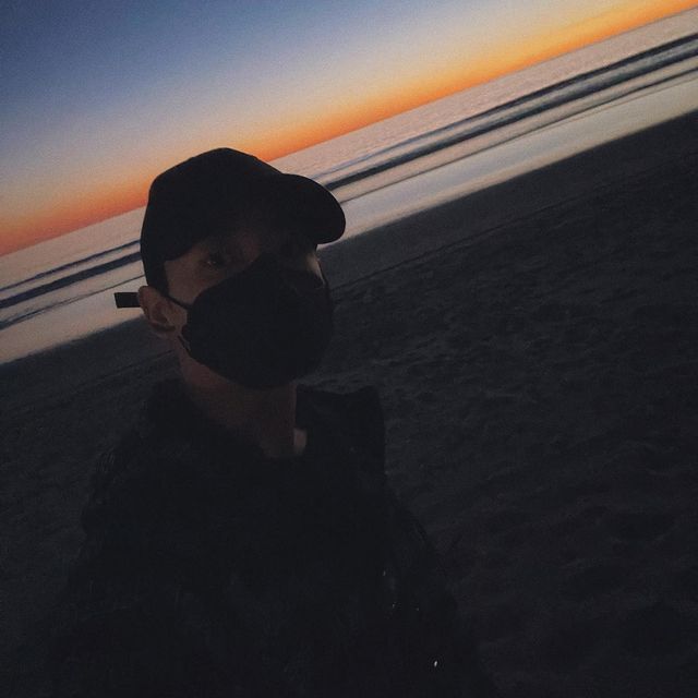 Jeonjungkook7jk's tweet photo. 한 해가 빠르게 저물어가고 새로운 해를 맞이하네요
많은 분들 덕분에 올해 몸 마음 다치지 않고 행복하게 무사히 잘 보낼 수 있었습니다
정말 감사드리고 모두 고생 많으셨습니다
모두 아프지 말고 행복합시다
아포방포💜
#hny #btsarmy #jk https://t.co/XrwvrLDZps