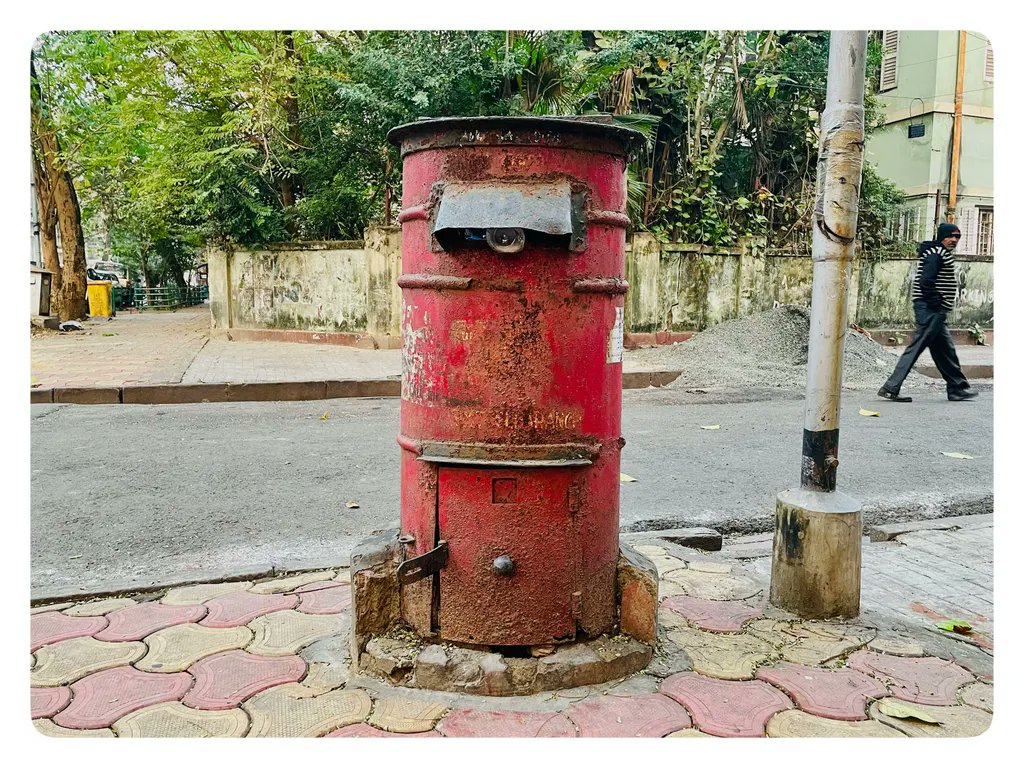 immersivetrails's tweet photo. Ending 2021 with the photo delightful old and abandoned India Post post box in South #Kolkata's Mudiali neighbourhood.
Have a great year end. See you all in 2022!
.
.
.
#ImmersiveTrails #ImmersiveExperiences #ExploreCalcutta #ExperienceKolkata #Bengal https://t.co/8RDNAJAPCu