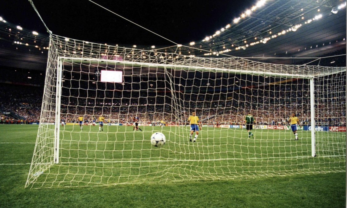 ActuFoot_'s tweet photo. Le but du 3-0 inscrit par Emmanuel Petit en finale de la Coupe du monde 1998 est aussi le 1000e but de l’équipe de France. 🇫🇷

Quel symbole incroyable ! 😍⭐️ https://t.co/uwF54bRvoj