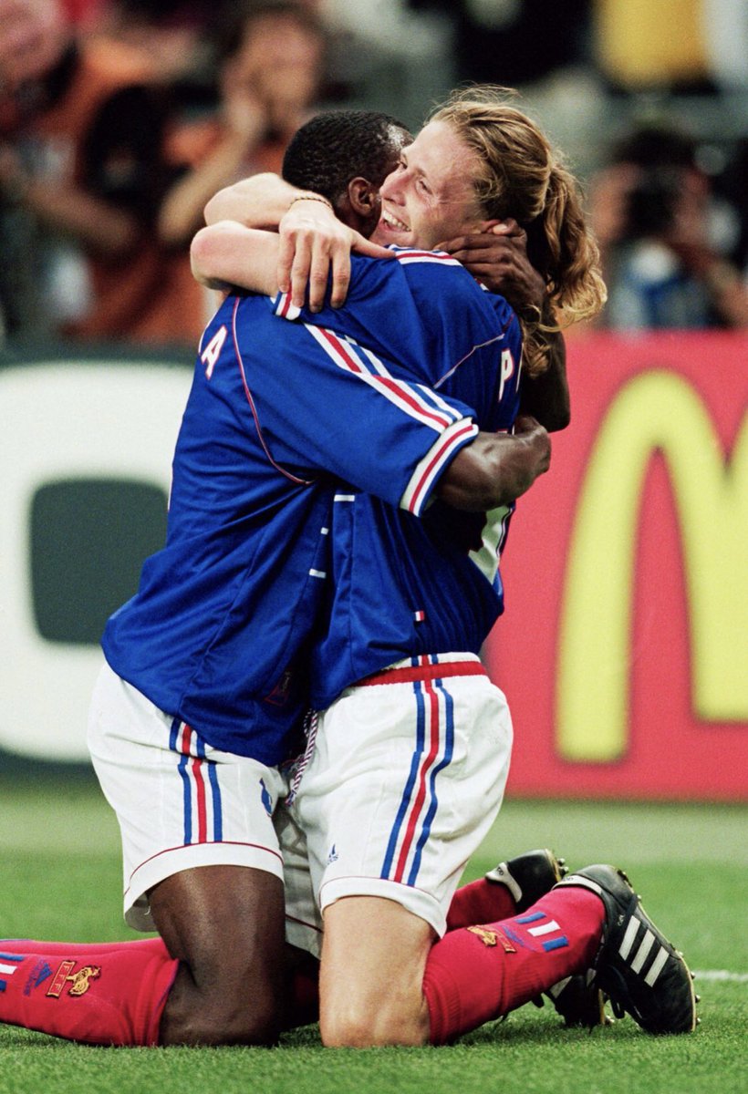ActuFoot_'s tweet photo. Le but du 3-0 inscrit par Emmanuel Petit en finale de la Coupe du monde 1998 est aussi le 1000e but de l’équipe de France. 🇫🇷

Quel symbole incroyable ! 😍⭐️ https://t.co/uwF54bRvoj