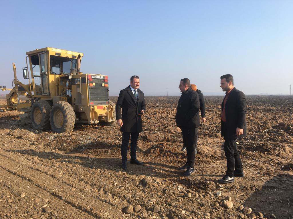 EyupSuba2's tweet photo. Güzel İlçemize Aşkla hizmet etmekten mutluluk duyuyoruz. 

AK PARTİ İlçe Başkanımız Sn.Veysel YAĞMUR,ile beraber Babahaki Mahallemizde devam eden yol çalışmasını yerinde incelemelerde bulundular.
@MahsumMelikoglu 
@eyupkadirinan 
@makifagirman https://t.co/qgxT7Y87hr