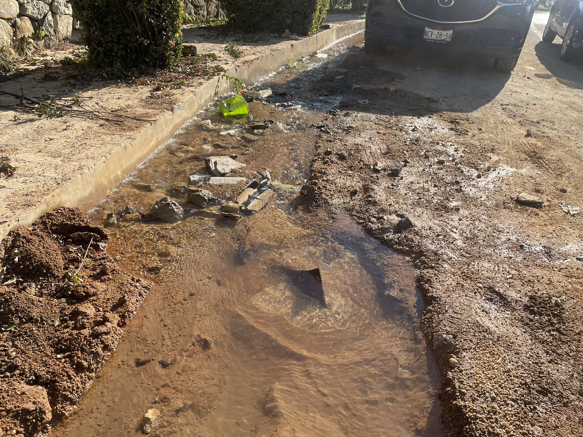 nataliniani's tweet photo. Colonias en Acapulco sin agua y es imposible hacer que actúen para reparar una fuga que llevamos semanas reportando. @Capama_Acapulco @Gob_Guerrero @AbelinaLopezR @AcapulcoGob https://t.co/qPPVT6Zfwv