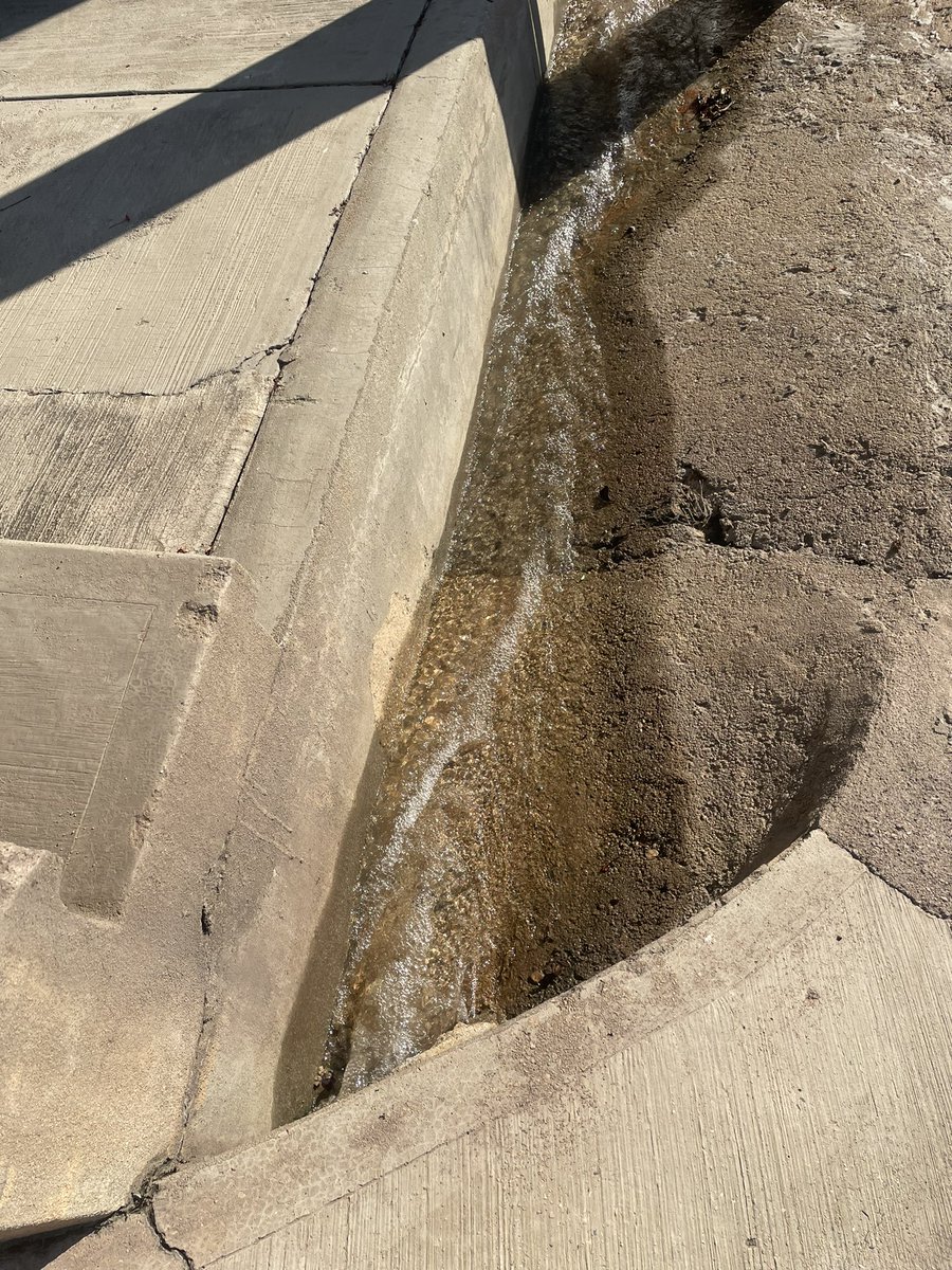 nataliniani's tweet photo. Colonias en Acapulco sin agua y es imposible hacer que actúen para reparar una fuga que llevamos semanas reportando. @Capama_Acapulco @Gob_Guerrero @AbelinaLopezR @AcapulcoGob https://t.co/qPPVT6Zfwv
