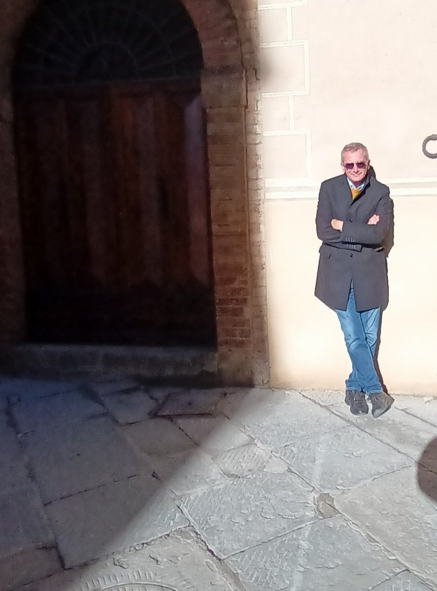 fulvio_baldi's tweet photo. Con l'augurio che questo 2022 possa riuscire ad aprire ogni portone rimasto finora chiuso https://t.co/UzJexybma7