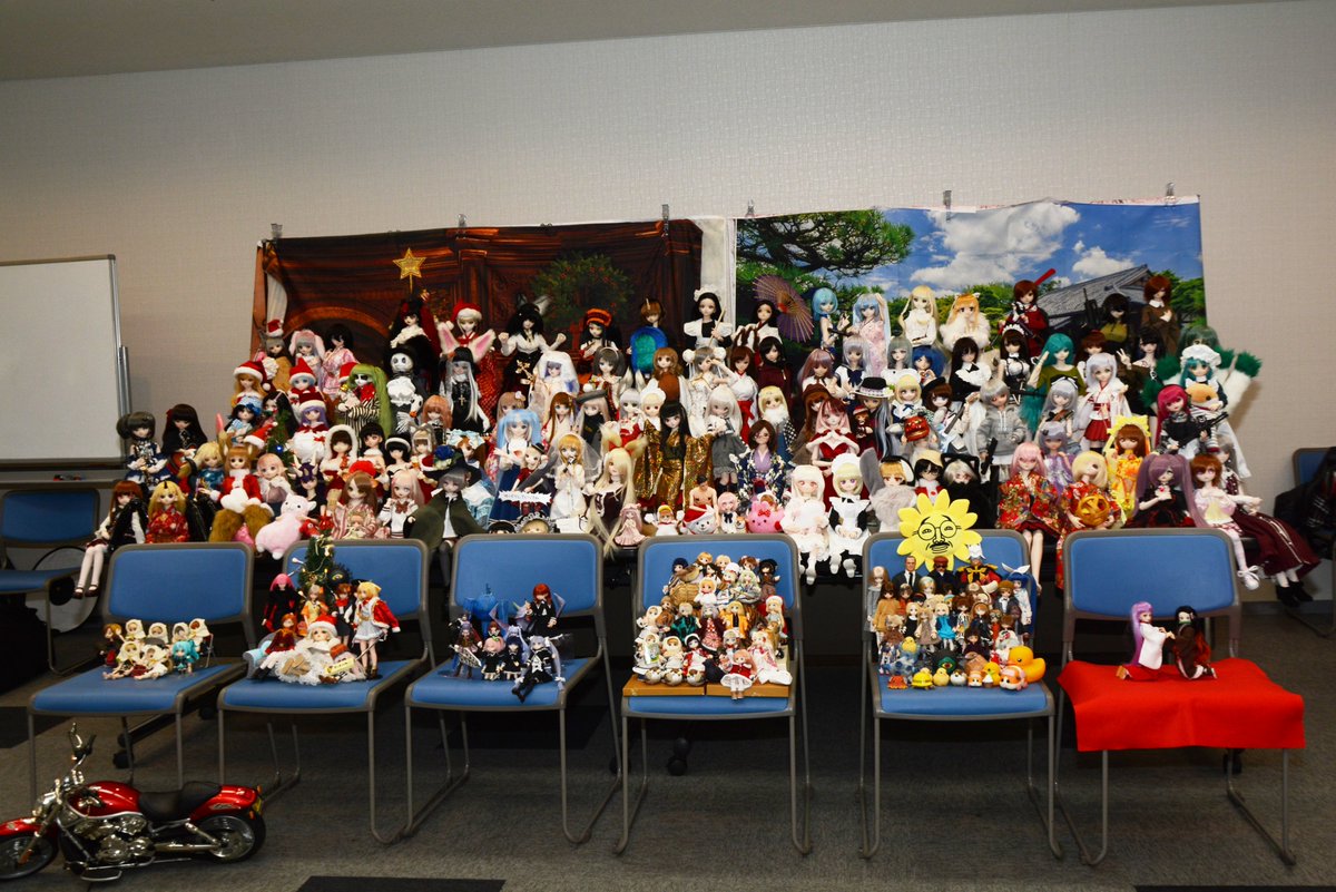 Miko_Teruya's tweet photo. 2022年、明けましておめでとうございます!
今年も近隣のイベントには顔を出す予定ですし、もしコロナが収まっていれば、満を持して名古屋・東京・岡山辺りで遠征DOFやりたい気分です。
そんなMosa・輝夜ちゃん他ドールメンバー一同、本年も何卒よろしくお願い致します。
#DOF15 https://t.co/SaTyKheJri