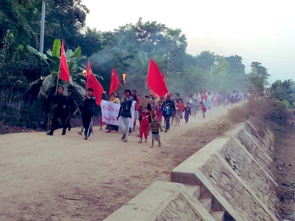 YanZuanFa's tweet photo. The people from a village of Tabayin Tsp, Sagaing Division, marched and staged a protest to overthrow the MilitaryDictatorship by showing their solidarity.  #Dec31Coup    #FederalDemocracyNewYear2022 #WhatsHappeningInMyanmar https://t.co/ttD038eibb