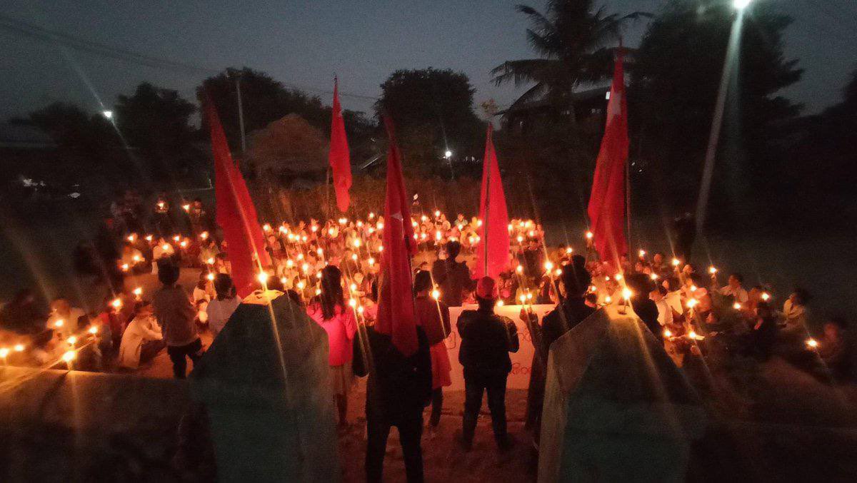 YanZuanFa's tweet photo. The people from a village of Tabayin Tsp, Sagaing Division, marched and staged a protest to overthrow the MilitaryDictatorship by showing their solidarity.  #Dec31Coup    #FederalDemocracyNewYear2022 #WhatsHappeningInMyanmar https://t.co/ttD038eibb
