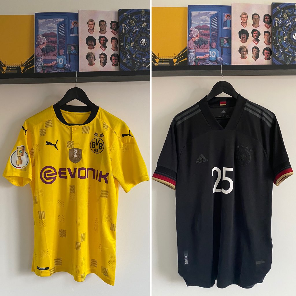 ForbiddenShirts's tweet photo. 𝐉𝐮𝐥𝐲 2️⃣1️⃣
Theme - It’s coming home ⚽️
Bargain - 🇩🇪 21 away ft Muller 🐸
Best in show - BVB DFB Pokal Cup Final Badge 🏆
Germany authentic blackout away kit from #EURO2020 where Muller missed a sitter against 🏴 🅰️ @TheKitsbaia 😉
👋🏻 Piszchek 😢 🟡⚫️🟡🥇
#InOffThePost https://t.co/ybQ7tkQqIV