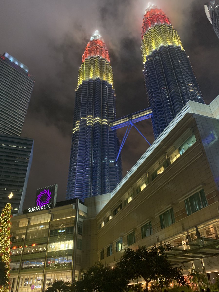 Ada kaler2 lah klcc malam ni 😍