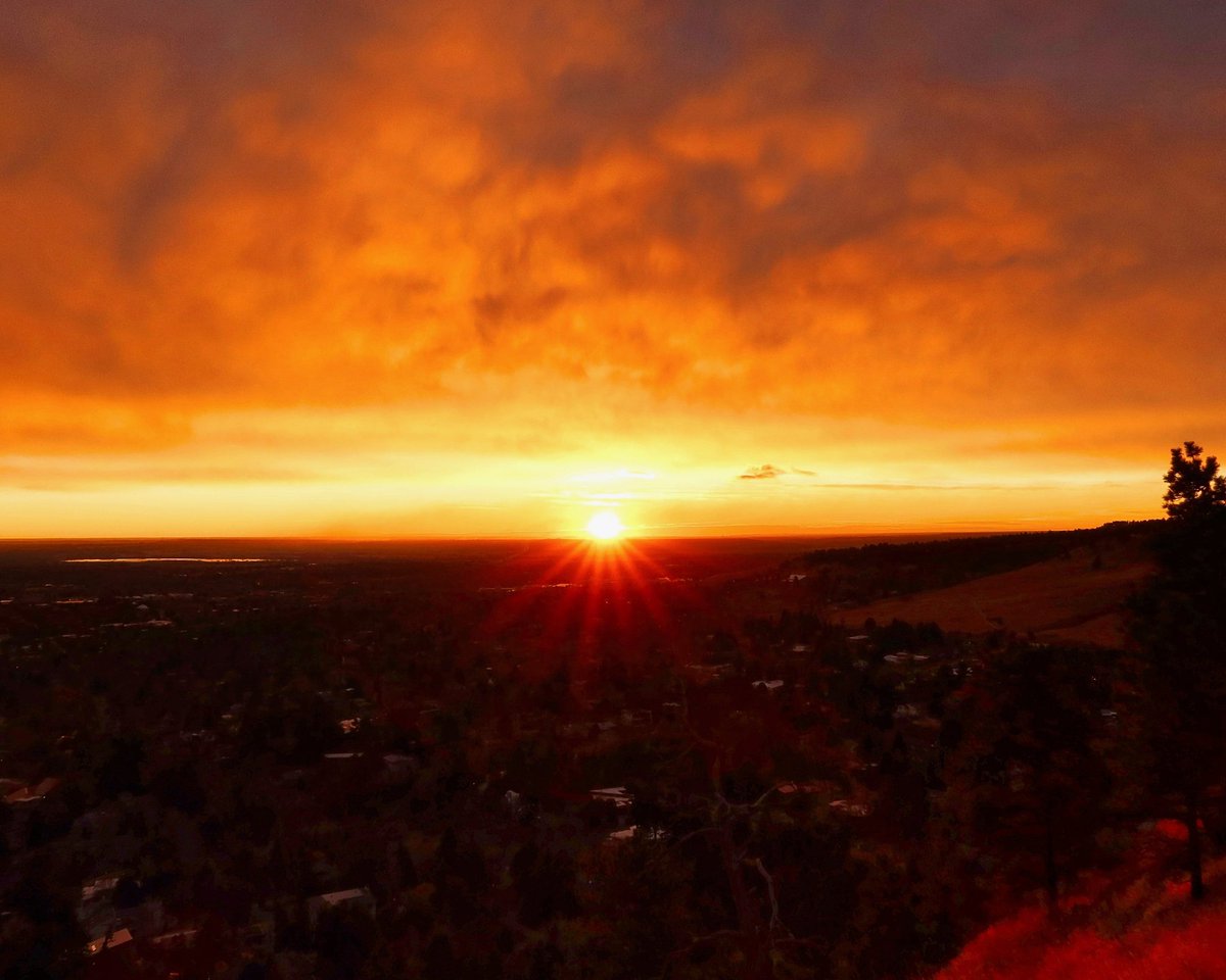 samuelmforsyth's tweet photo. The sun will rise again. Today's outlook is good. I'd avoid going outside if you live near or downwind. Lots of toxic chemicals in the smoky air. #marshallfire #MiddleForkFire #coloradofire #boulderfire #bouldercolorado https://t.co/g3LVlDwLeW