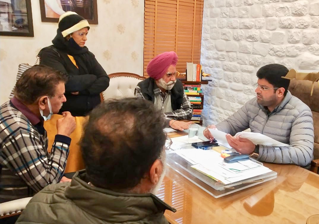 yespunjab's tweet photo. Chandigarh & Haryana Journalists Union meets Dushyant Chautala, briefs Dy CM about demands of scribes https://t.co/zIZY9kQEIu
#DushyantChautala #Chandigarh #Haryana #JournalistsUnion #Journalists #YesPunjab https://t.co/WYp6UPcvIJ
