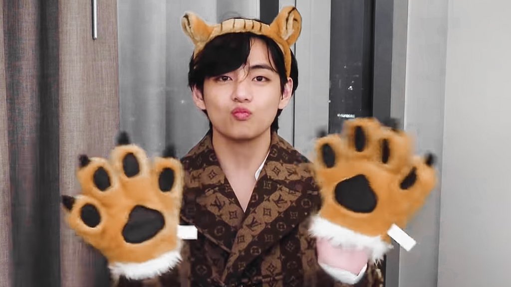 archivefortae's tweet image. happy new year 2022, taehyung 🐯💜