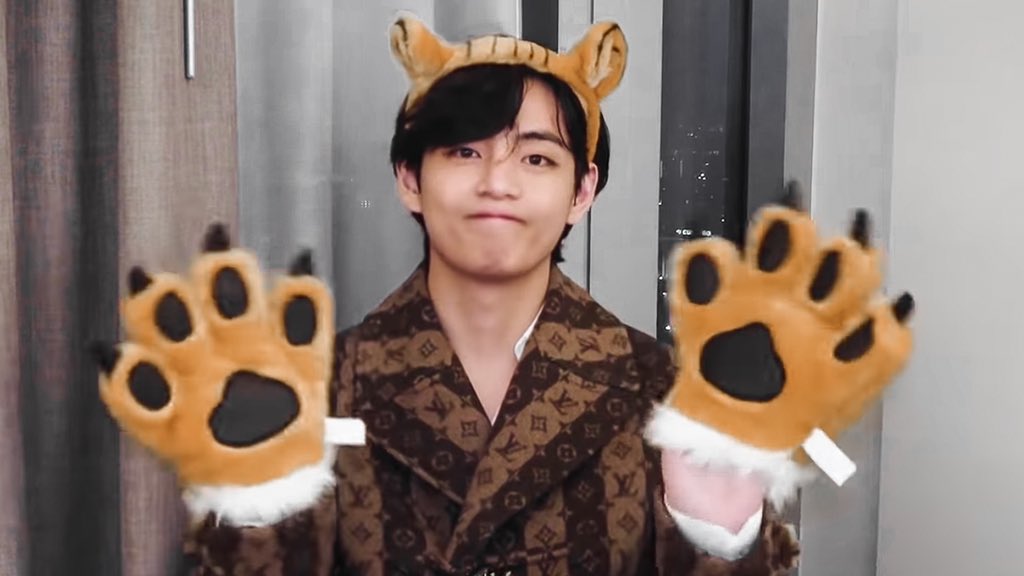 archivefortae's tweet image. happy new year 2022, taehyung 🐯💜