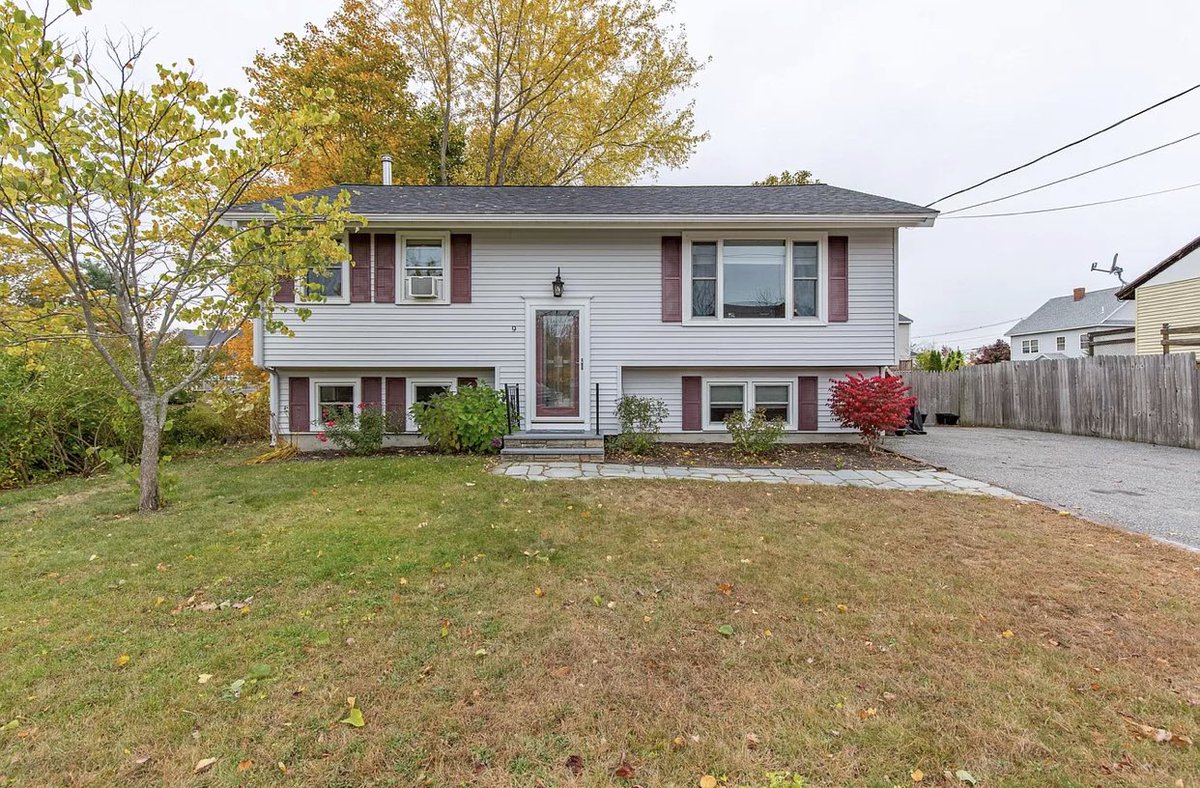 House for Rent in #Scarborough, ME - 3 bd/2 ba, 1757 sq ft, fenced in yard, deck, patio, 10 min to downtown #Portland, 10 min to multiple beaches, located off Route 1, easy access to 95/295, $2200/month + heat/utilities, 🚭, no pets, unfurnished. Open mid-Feb.