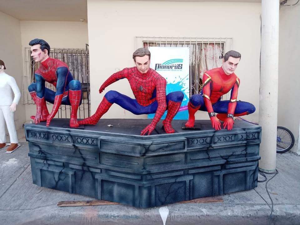 EcLudige's tweet photo. En Ecuador celebramos el fin de año con la quema de los años viejos o monigotes, haciendo personajes de sobresalieron en el año y en el área de las peliculas como no hacerlo de #SpiderManNoWayHome donde por fin nos dieron el #SpiderVerse

#HappyNewYear2022 #Feliz2022 https://t.co/PB8NbjKe1N