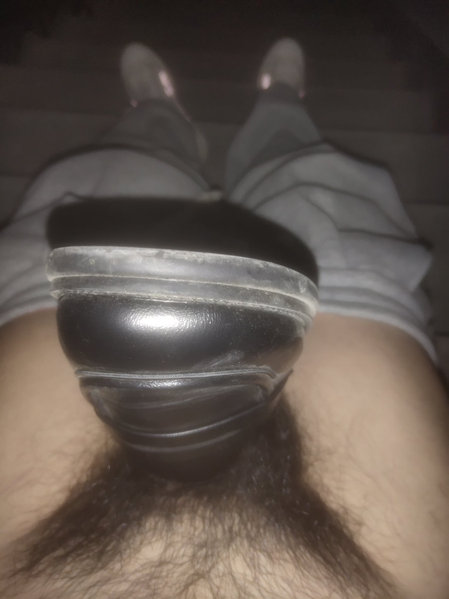 真刺激差点被发现了 打着打着主人突然出来了还在找鞋