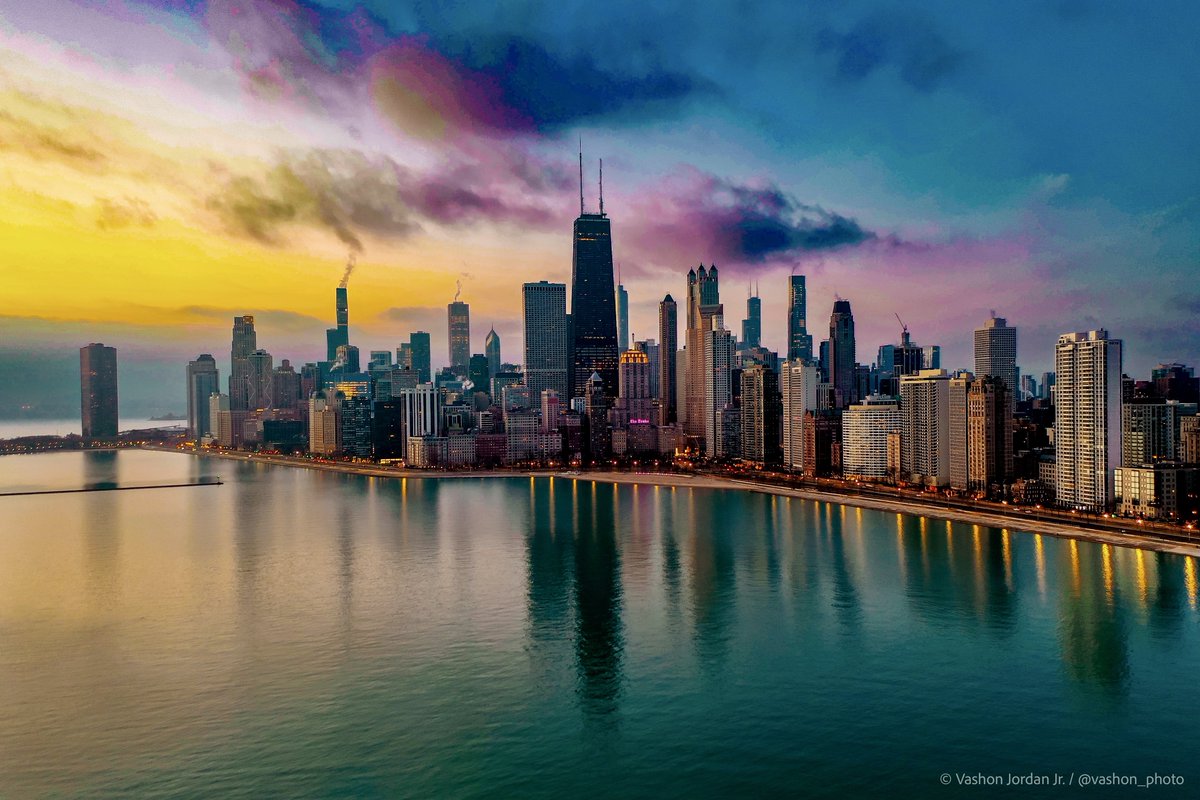 vashon_photo's tweet photo. The final sunrise of 2021. 🌅 

I set out to create an image that exudes the peace that I feel while watching the city wake and reminds us that no matter what challenges the day might bring, we must be grateful to rise for another day.

God bless and happy new year, Chicago. 💗 https://t.co/Irvue9tJL9