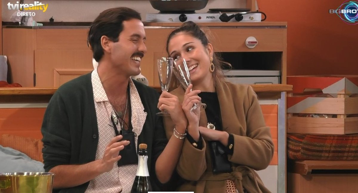 KelyQueen9's tweet photo. Hoje termina mais um reality show
Independentemente do desfecho de hoje à noite, fico muito feliz por ter pertencido à #TeamPirosa #TeamCorteReal #TeamTonita
Obrigada a todos! 🎀👑♥️✨ #bbtvi https://t.co/eFStpKsI2N