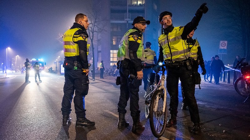 POL_Weerijs's tweet photo. Ook komende avond en nacht staan wij voor u klaar. Voor uw veiligheid. Wij vragen u daar slechts één ding voor terug; laat ons veilig en ongestoord ons werk doen! 
Wij wensen u een fijne en veilige #jaarwisseling toe. 
#politie #steundepolitie #oudjaarsdag #oudennieuw https://t.co/tW70KhP8jz