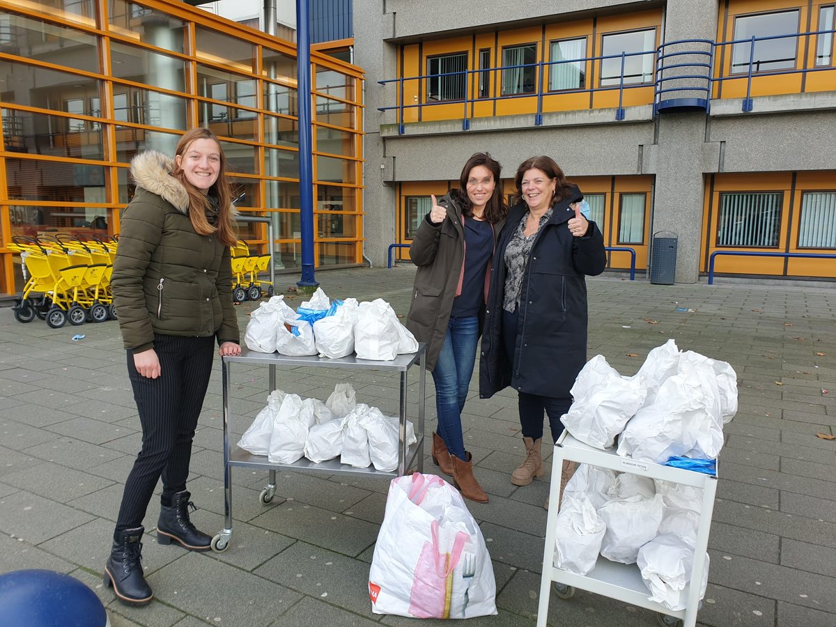 De oliebollen die vandaag niet verkocht zijn hebben we geschonken aan de kinderafdeling van het <a href="/LUMC_Leiden/">LUMC Leiden</a>  Elise (links), één van de initiatiefnemers van onze oliebollen Drive-In actie heeft ze vanmiddag overhandigd. #maatschappelijk #zorg #steun #denkaanelkaar