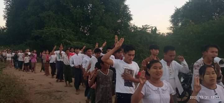 YanZuanFa's tweet photo. Residents from Southern Part of Myaing staged a strike to protest against Genocidal Dictatorship this evening by holding the banner that says "Welcome new year, Abolish fascist army". #Dec31Coup    #FederalDemocracyNewYear2022 #WhatsHappeningInMyanmar https://t.co/zwYZoFJyV1