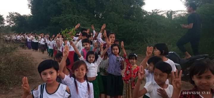 YanZuanFa's tweet photo. Residents from Southern Part of Myaing staged a strike to protest against Genocidal Dictatorship this evening by holding the banner that says "Welcome new year, Abolish fascist army". #Dec31Coup    #FederalDemocracyNewYear2022 #WhatsHappeningInMyanmar https://t.co/zwYZoFJyV1