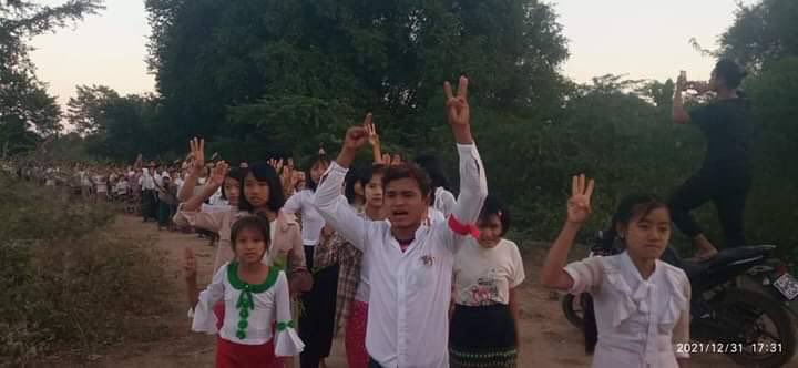 YanZuanFa's tweet photo. Residents from Southern Part of Myaing staged a strike to protest against Genocidal Dictatorship this evening by holding the banner that says "Welcome new year, Abolish fascist army". #Dec31Coup    #FederalDemocracyNewYear2022 #WhatsHappeningInMyanmar https://t.co/zwYZoFJyV1