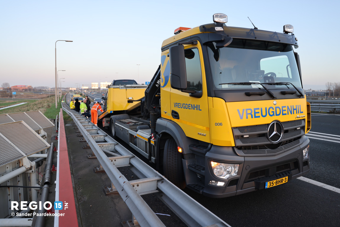 Auto 180 graden gedraaid tegen de vangrail op de #A4 -> #Rotterdam thv #Rijswijk. Geen gewonden. Berger <a href="/Vreugdenhil_/">Vreugdenhil Berging</a> voert de auto af.