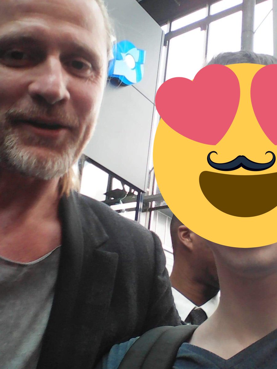 ML__Football's tweet photo. La photo est nulle en soit, j’avais vraiment un tél de merde qui zoomait trop en selfie, j’avais le bras tendu 😭Pas pu demander à qq’un d’autres, trop de monde. C’était à un salon de l’industrie il sortait d’interview j’étais le premier à être venu lui parler jpp (je tremblais). https://t.co/vQt6UmDkA0
