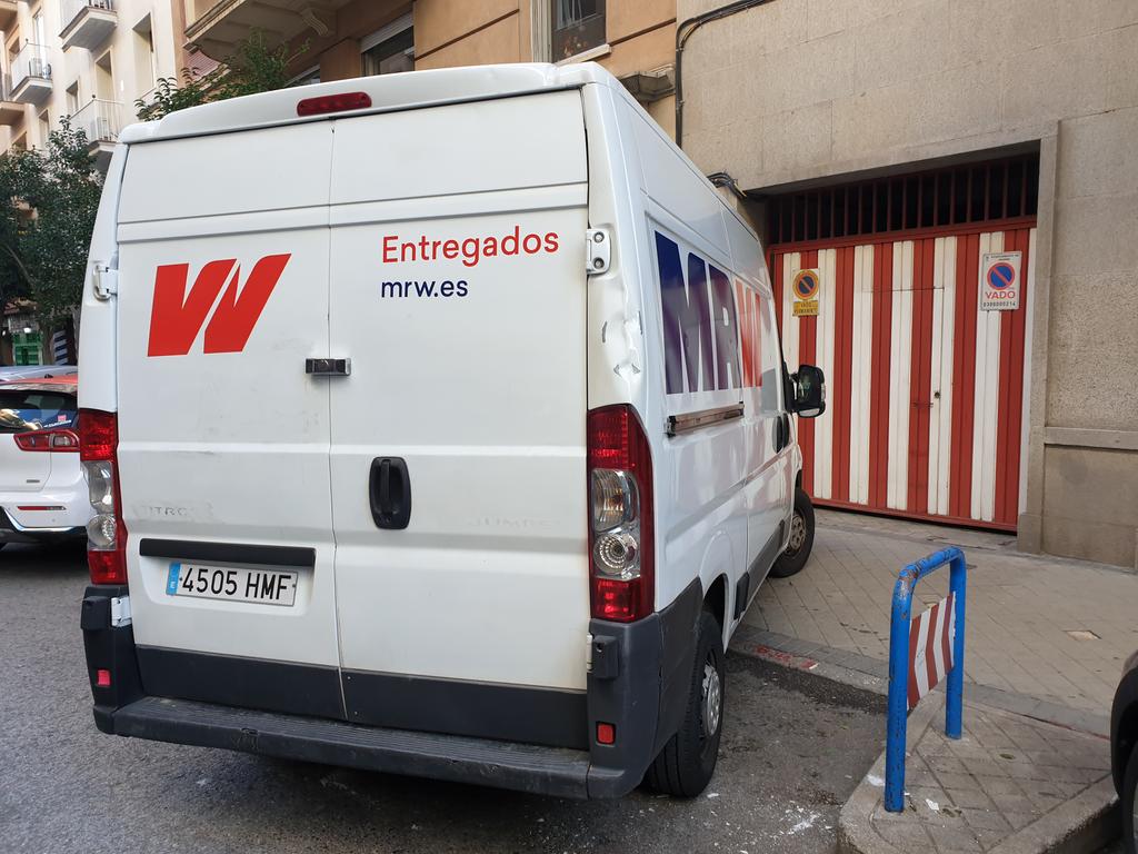 Madre mía <a href="/mrw_es/">MRW España</a> 15min bloqueando el tráfico y nosotros contactando al número de tlf de tarificación excepcional porque desde el tlf normal no hay ayuda que nos puedan prestar... Un poco de civismo, por favor!