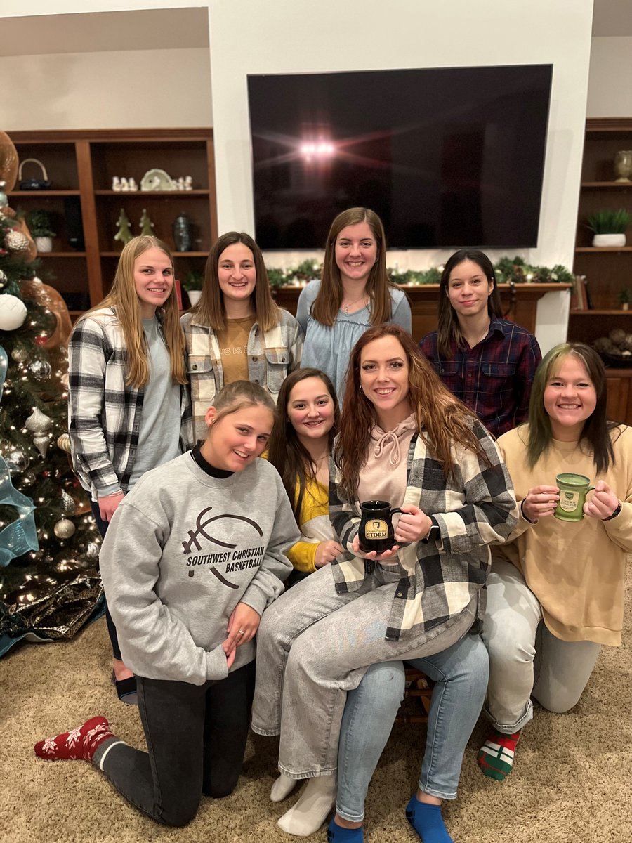 CrownWBB's tweet photo. Christmas Break shenanigan's with the squad 🎄🎁❣️ #WinTheDay #JoyfulAlways https://t.co/FH2MzqeOGy