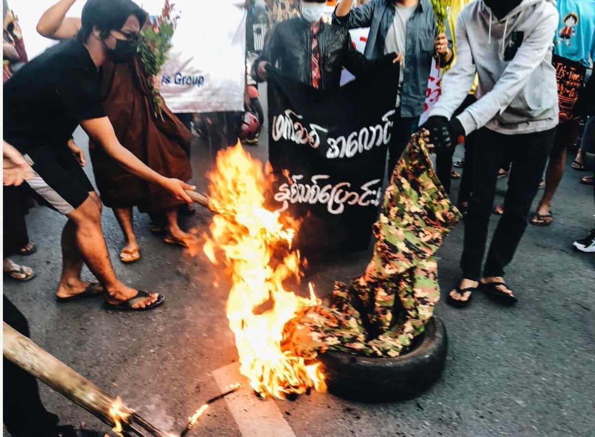 afcc_mdy's tweet photo. “ဖက်ဆစ် အလောင်းနဲ့ နှစ်သစ်ပြောင်းမယ်”

“ငါတို့ မြို့ ငါတို့ လမ်း
ငါတို့ ပိုင်တယ်”

#အရေးတော်ပုံအောင်ရမည် https://t.co/dsFgegfhrU