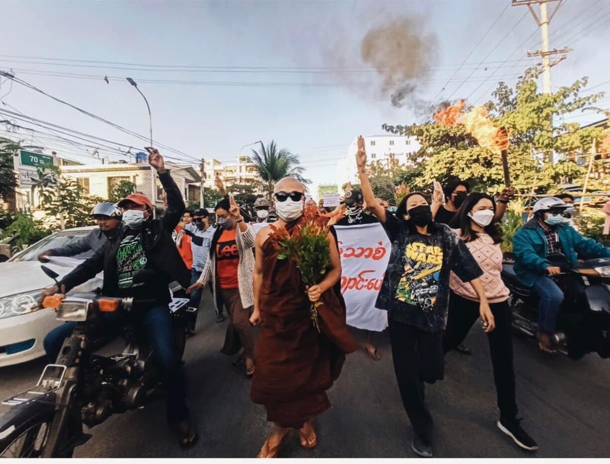 afcc_mdy's tweet photo. “ဖက်ဆစ် အလောင်းနဲ့ နှစ်သစ်ပြောင်းမယ်”

“ငါတို့ မြို့ ငါတို့ လမ်း
ငါတို့ ပိုင်တယ်”

#အရေးတော်ပုံအောင်ရမည် https://t.co/dsFgegfhrU