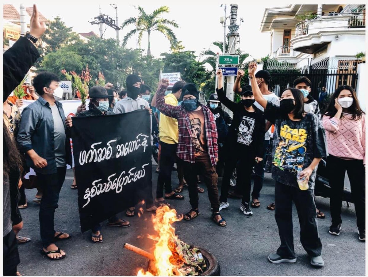 afcc_mdy's tweet photo. “ဖက်ဆစ် အလောင်းနဲ့ နှစ်သစ်ပြောင်းမယ်”

“ငါတို့ မြို့ ငါတို့ လမ်း
ငါတို့ ပိုင်တယ်”

#အရေးတော်ပုံအောင်ရမည် https://t.co/dsFgegfhrU